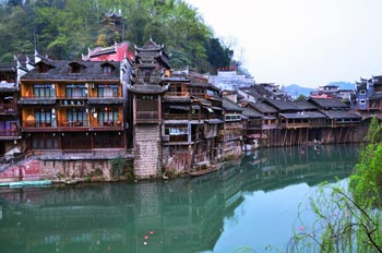  張家界國家森林公園、黃龍洞、鳳凰古城九景三晚四日游
